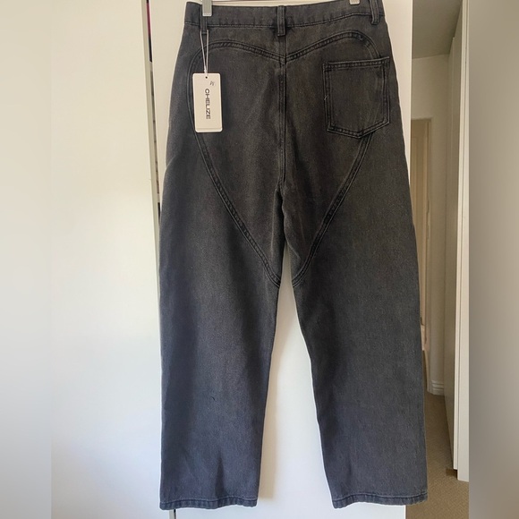 ✨ NWT CHELIZE Rhinestone Heart Pocket Jeans ✨
Size: Medium can fit a (4-6) - Picture 3 of 6